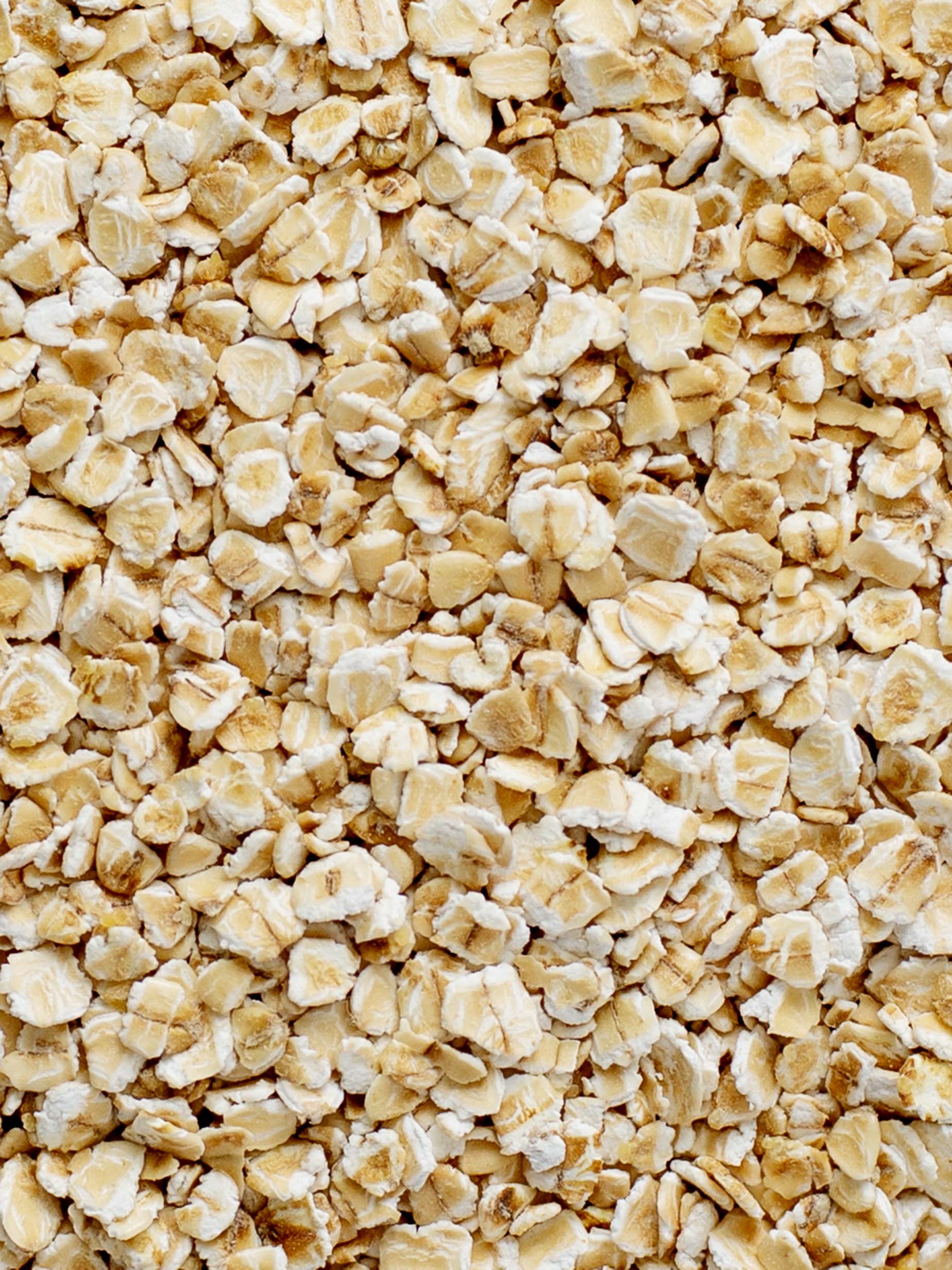 Nahaufnahme unseres Heimathafers. die Haferflocken sind als Detailaufnahme zu erkennen und lässt erahnen, dass sie klein und knackig sind.