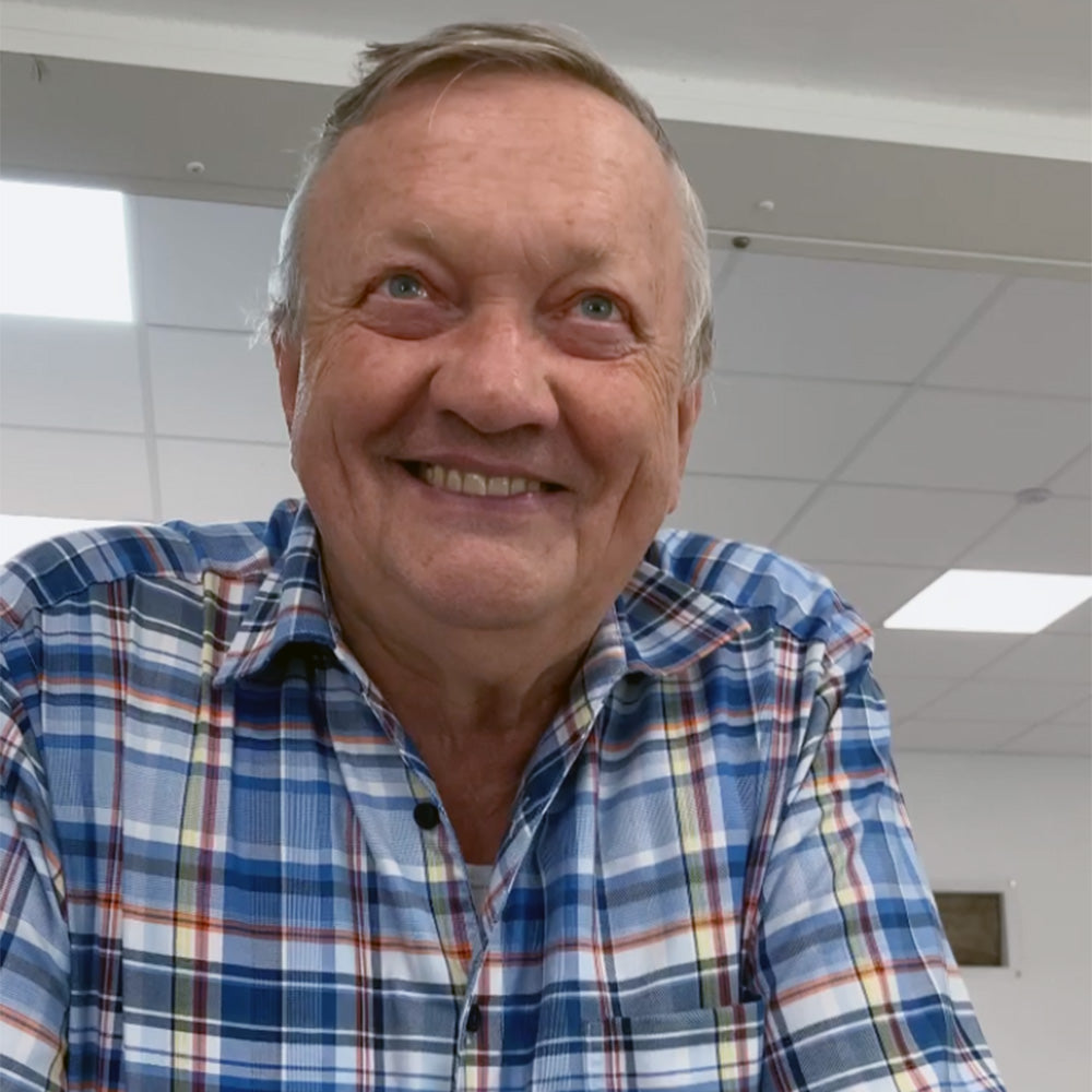 Mitarbeiter Martin lächelt sehr freundlich ins Bild