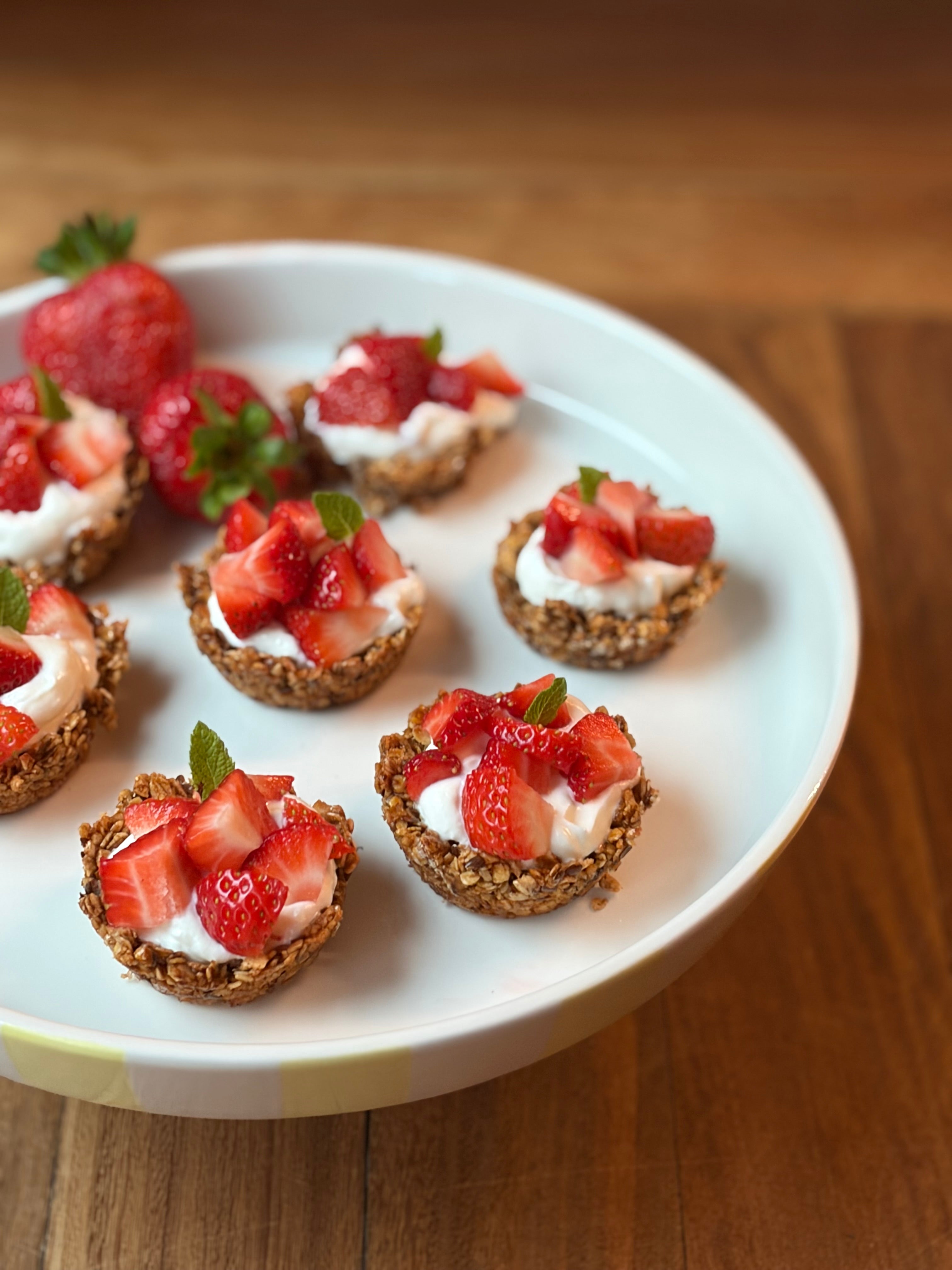 Knusprige Granola Cups mit Joghurt & Erdbeeren
