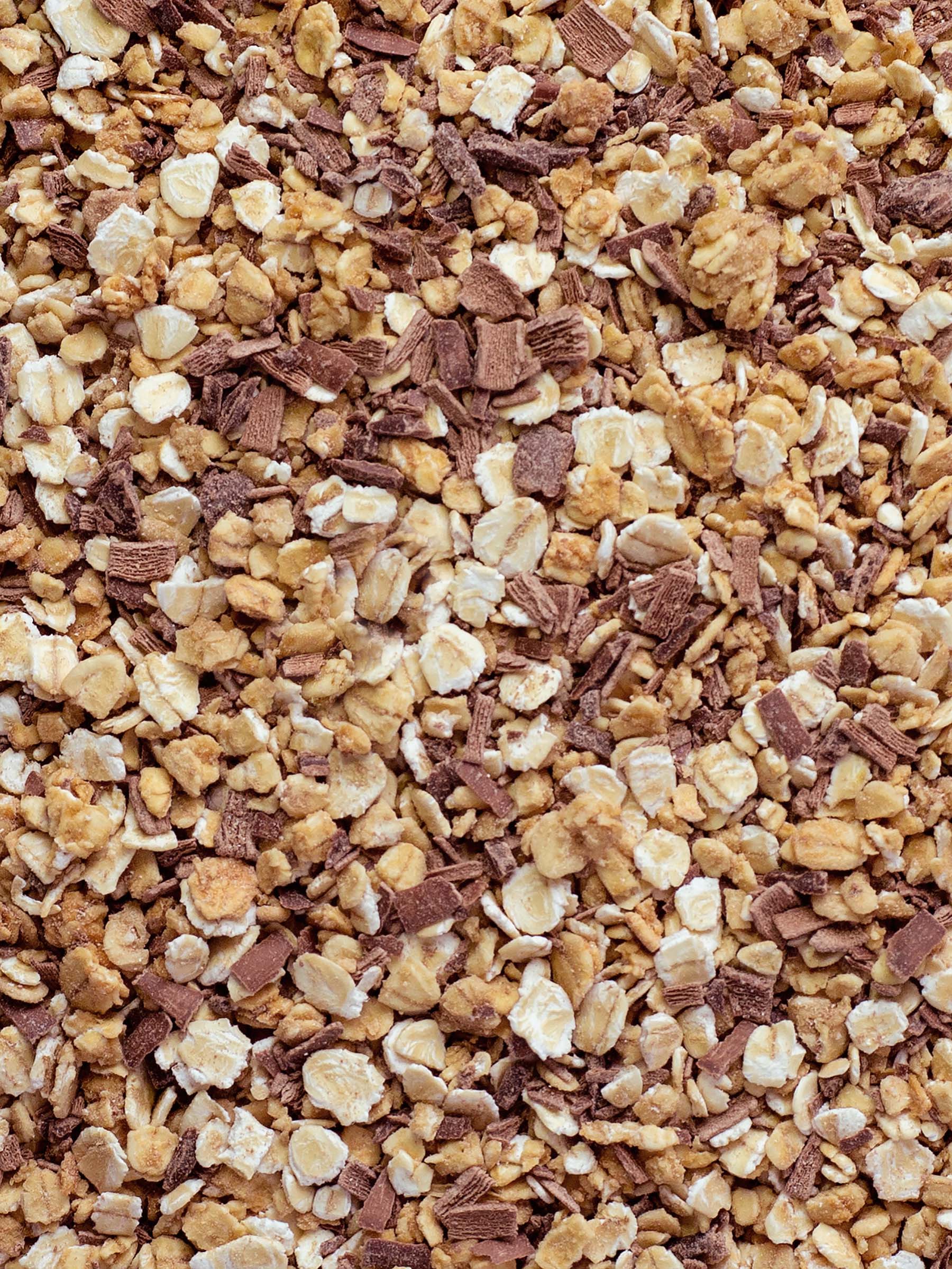Schokomüsli als Detailansicht. Zu sehen sind Haferflocken, Schokolade & Crunch als fetrig gemischtes Schokomüsli